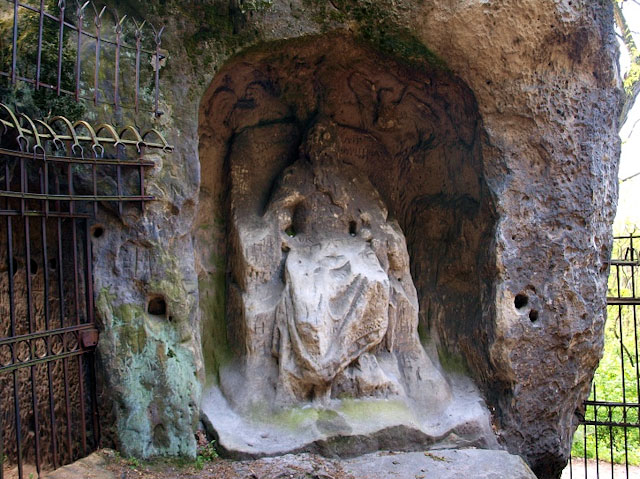 Skalní reliéf u jeskyně Klácelka, Liběchov