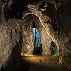 Tato průchozí jeskyně ukrývá obří, několik metrů vysokou prostoru se skalním oknem, které do temnoty vpouští denní světlo – opravdu si tu připadáte jako v nějaké kamenné kostelní kapli.

