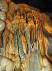 Pohled na sintrový vodopád v Jeskyních Na Pomezí.
