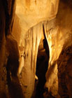 Nádherně vyvinuté stalagmity (krápníky rostoucí ze dna jeskyně) zvané Šikmá věž v Pisse (vlevo) a Praděd (uprostřed), po vládci nedalekých jesenických hor.

