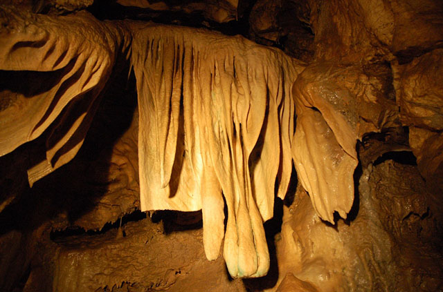 Sintrové záclonky v jeskynních prostorách