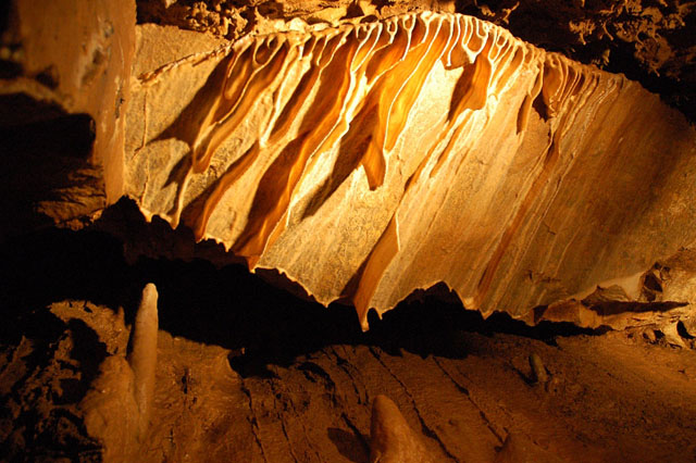 Sintrová záclona v Jeskyních Na Pomezí