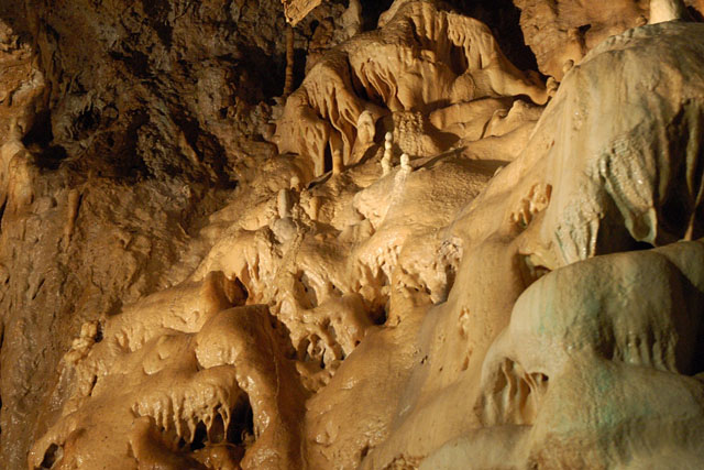 Sintrová výzdoba v Jeskyních Na Pomezí