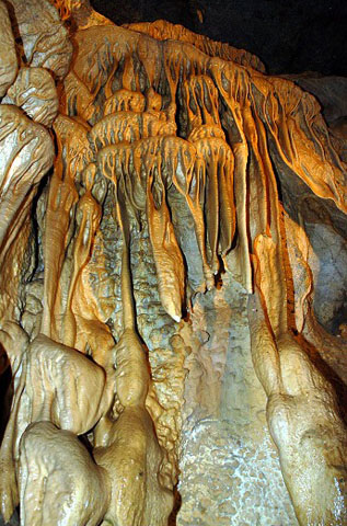 Pohled na sintrový vodopád v Jeskyních Na Pomezí
