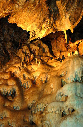 Podzemní krasové jevy v Jeskyních Na Pomezí