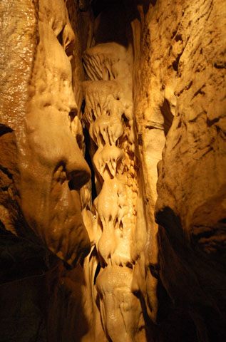 Sintrový vodopád, zvaný Šlehačkový, v Jeskyních Na Pomezí 