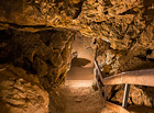 Jeskyně představuje složitý sedmipatrový labyrint chodeb, síní a dómů. Společně s navazující jeskyní Liščí díra představuje největší jeskynní systém v druhohorních vápencích v ČR o celkové délce 2 800 m. Prohlídková trasa měří 300 m.


