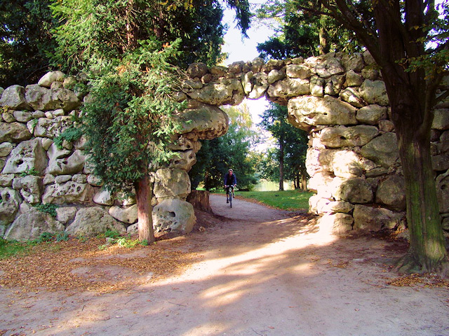 Kamenná brána Nebe (jeskyně) v lednickém parku