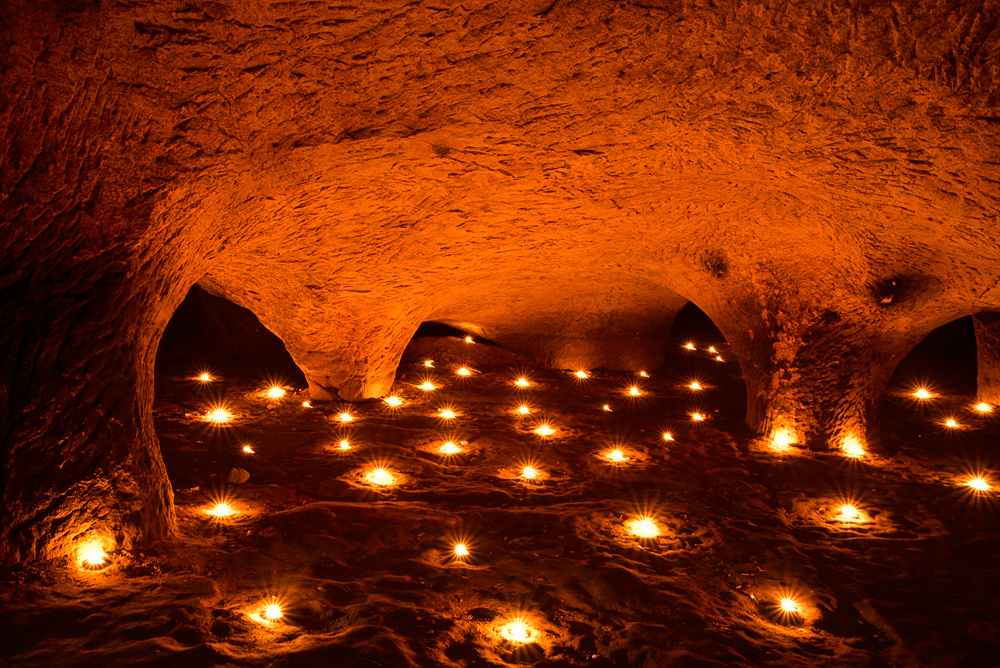 Jeskyně Pusté kostely osvětlená svíčkami