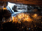 Pískovcový skalní převis a podzemní prostory, kde každoročně v zimě vzniká unikátní ledová výzdoba. Ze stropu a ze dna jeskyně vyrůstají ledové rampouchy různých tvarů a velikostí.

