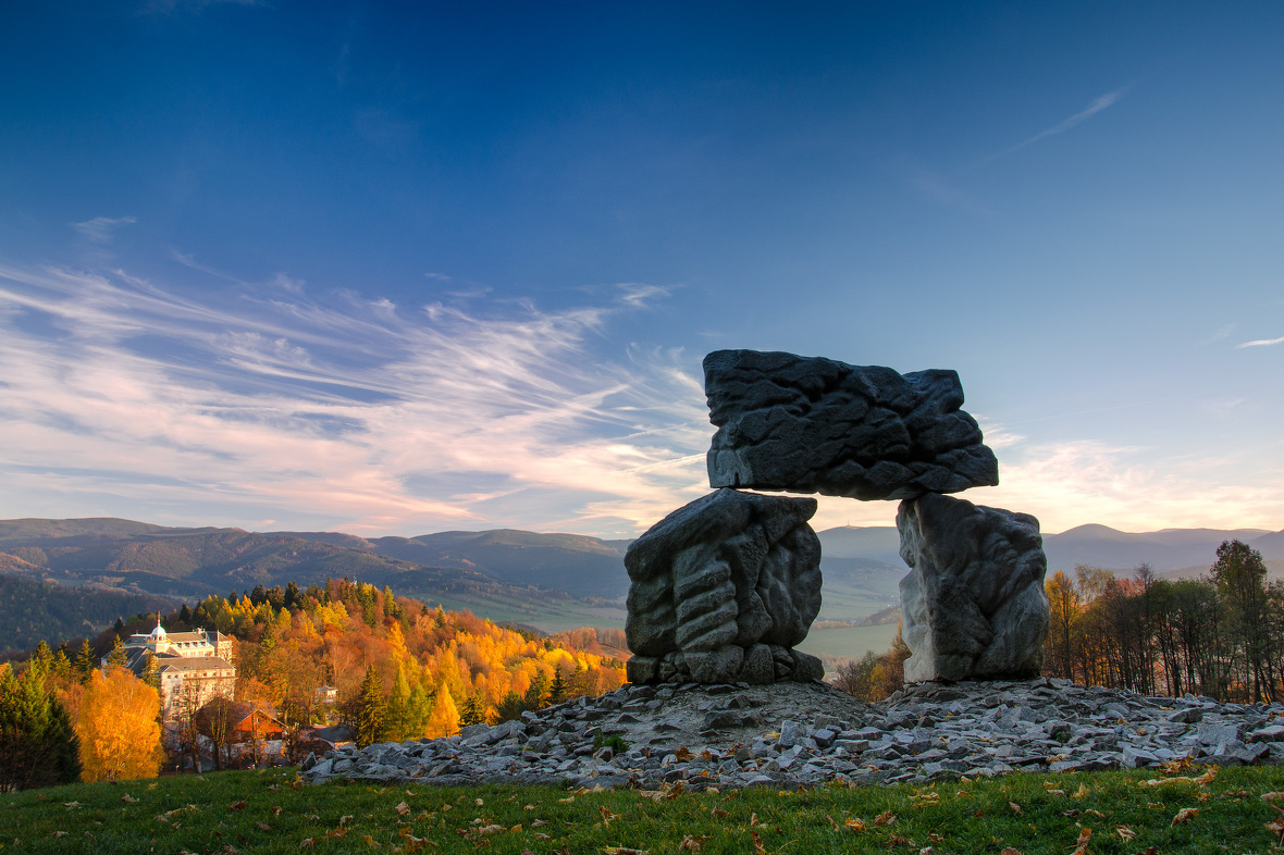 Kamenné mohyly Cesta života  – Sluneční brána, Lázně Jeseník