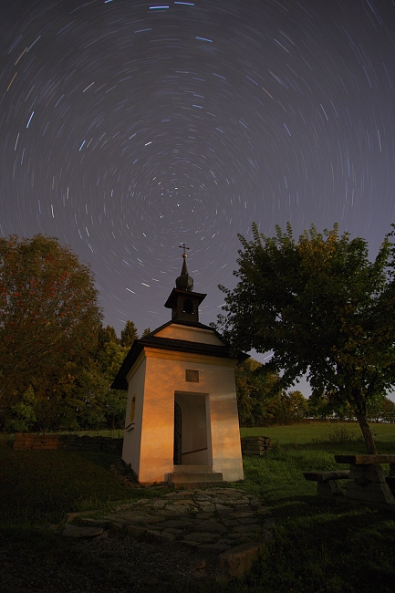 Kaplička sv. Anny Kněžice v noci pod hvězdnou oblohou