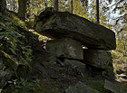 Zvláštní skalní útvar nedaleko vrchu Čertův mlýn. Existují domněnky, že se jedná o prehistorickou megalitickou stavbu, tzv. dolmen (kamenný stůl), který mohl sloužit k rituálním účelům. Geologové si ale myslí, že jde o dokonalý výtvor přírody.

