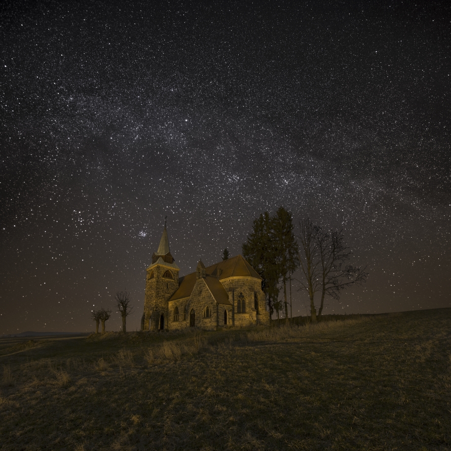Kostel Božského srdce Páně Borovnička v noci