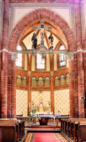 Farní kostel Poštorná - pohled směrem k oltáři