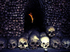 Pod hřbitovní kaplí Všech svatých v Sedlci u Kutné Hory uvidíte skutečně bizarní výzdobu a hrůzné dekorace z lidských kostí ztvárňující myšlenku Memento mori – Pamatuj na smrt. Je tu pochováno na 40 000 zemřelých.

