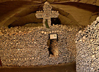 V kryptě mělnického kostela sv. Petra a Pavla je pochováno 10 až 15 000 lidí, nejčastěji se jedná o ostatky padlých během 30leté války. Kosti jsou sestaveny ve tvaru jednoduchých ornamentů, lebky a kosti s válečnými ranami jsou pohromadě na jednom místě.

