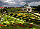 Květná zahrada, Kroměříž - rotunda a květinové záhony.