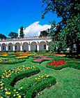 Květná zahrada, Kroměříž - kolonáda a ornamentální záhony.