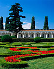 Květná zahrada, Kroměříž - kolonáda a ornamentální záhony.