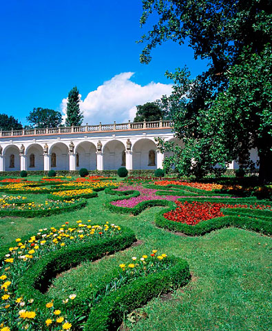 Květná zahrada, Kroměříž - kolonáda a květinové záhony
