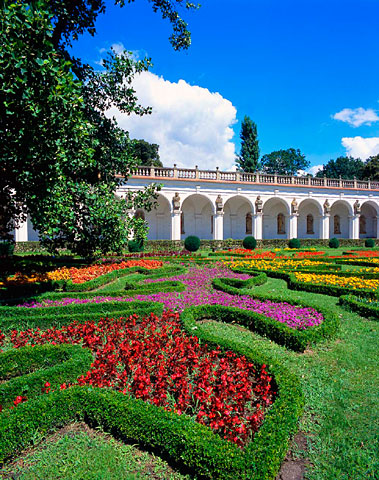 Květná zahrada, Kroměříž - kolonáda a ornamentální záhony