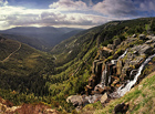 Labský důl patří k nejkrásnějším a nejnavštěvovanějším místům Krkonoš. Vyhloubil ho mohutný ledovec někdy před 10 tisíci lety. V závěru dolu uvidíte až 200 m vysoké skalní srázy s Pančavským vodopádem – nejvyšším vodopádem ČR.

