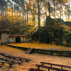 Přírodní amfiteátr mezi skalami u obce Sloup v Čechách. Začalo se tu hrát už v r. 1921. V r. 2004 bylo divadlo kompletně opraveno a hraje se tu dodnes.

