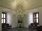 V místnosti se dochovala původní štuková výzdoba z let 1556 až 1560.

