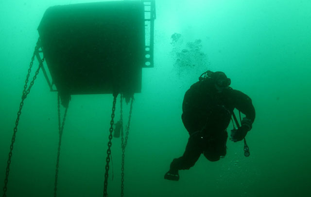 Ponorná kabina permon a potápěč v zatopeném lomu Šífr