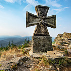 Největší kamenný maltézský kříž v Česku. Symbolizuje pietní místo, které tu vybudovali Němci za 2. světové války jako památku padlým vojákům.

