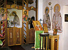 Místnost s knihami a církevními potřebami u monastýru.