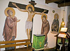 Vpravo na zdi freska svatého Cyrila a Metoděje.

