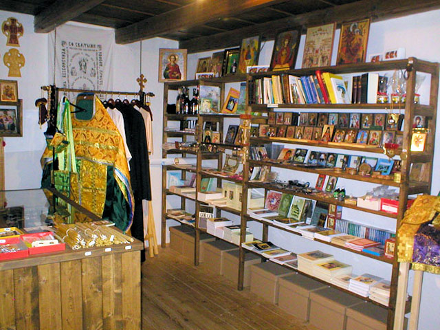 Místnost s knihami a církevními potřebami u monastýru