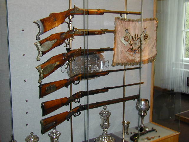 Pušky a trofeje karlovarských ostrostřelců