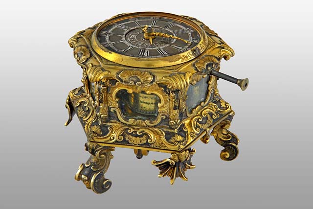 Mosazné hodinky s budíkem ze 17. století