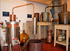 Muzeum lidových pálenic - expozice destilačních přístrojů.