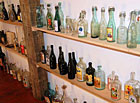 Muzeum lidových pálenic - sbírka dobových lahví od lihovin .
