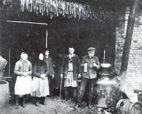 Pálení slivovice v přenosném kotli, Polešovice kolem r. 1920