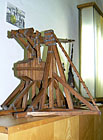 Model středověkého vrhacího stroje.