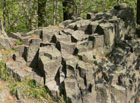 Vrcholy skalních věží a stěn jsou v České Švýcarsku často rozbrázděny tzv. pseudoškrapy.

