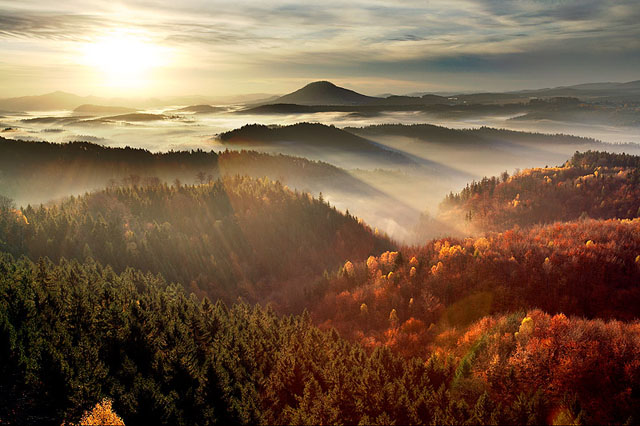 Hřebeny kopců národního parku prozářené podzimním sluncem