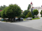 Parkoviště pod náměstím v Olešnici v Orlických horách.