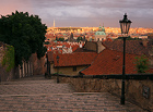 Nové zámecké schody stoupají vzhůru pod jižními zahradami Pražského hradu. Ve středověku tudy vedla příkrá vozová cesta, tzv. Strmá cesta.

