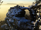Ze skalních vyhlídek u Pravčické brány se nabízí krásný výhled na dominanty Českého a Saského Švýcarska.


