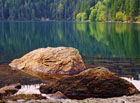 Temné vody Černého jezera se za slunečného počasí zbarvují do smaragdova.

