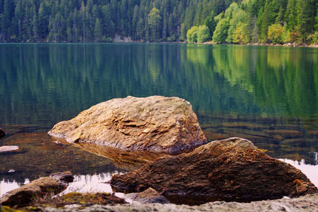 Kameny při břehu Černého jezera