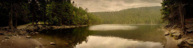 Panoramatický pohled na Čertovo jezero