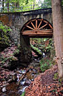 Nýznerovské vodopády - kamenný most s dřevěným hrázděním.