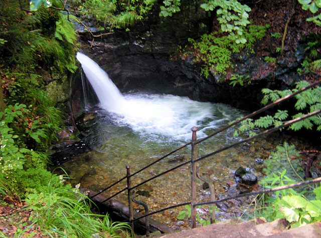 Turistický chodníček k vodopádu na Stříbrném potoce